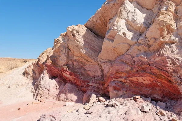 Striped pink rock in stone desert in Large Crater (Makhtesh Gadol) in Israel — Stock Photo, Image