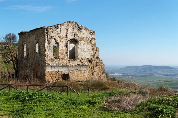 Bondgård ruin bland landsbygdens landskap — Stockfoto