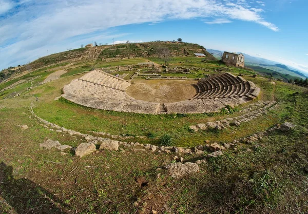 Ókori görög amfiteátrumtól halszem nézet Morgantina, Szicíliában — Stock Fotó
