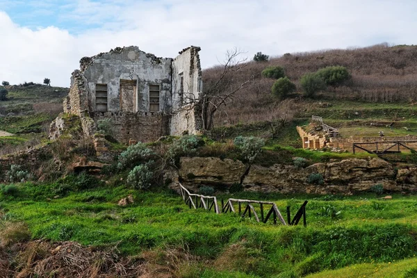 Boerderij ruïne onder rurale landschap — Stockfoto