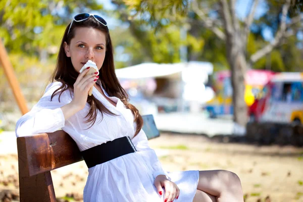 Gülümseyen kadın dondurma yiyor — Stok fotoğraf
