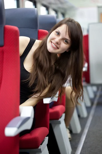 Frau sitzt im Zug — Stockfoto