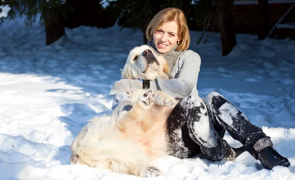 Joven mujer y su perro —  Fotos de Stock