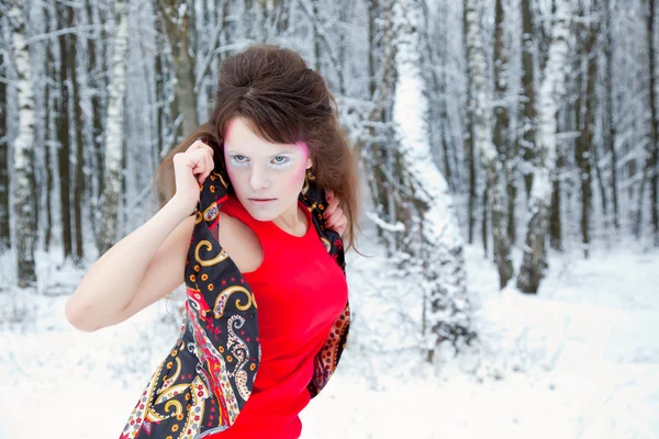 Retrato de moda de una modelo con maquillaje en el bosque —  Fotos de Stock