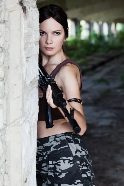 Femme avec fusil (AK-74 ) — Photo