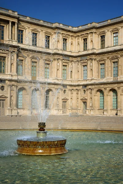 Widok w Luwrze przez fontanny — Zdjęcie stockowe