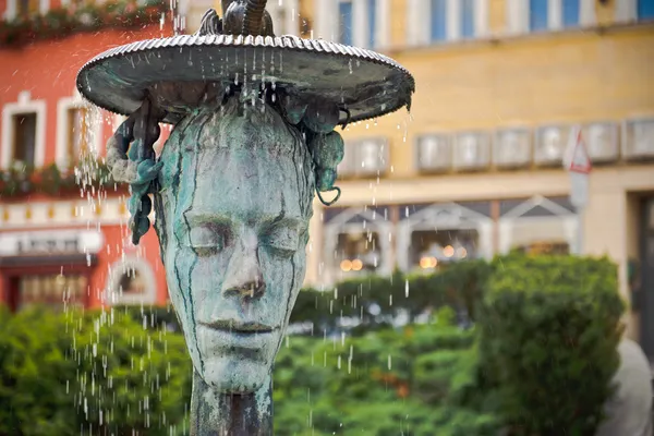 Fuente que llora con agua termal en Karlovy Vary — Foto de Stock