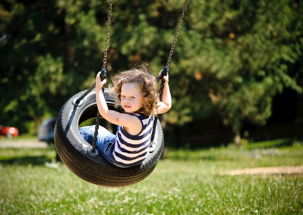 niña se balancea