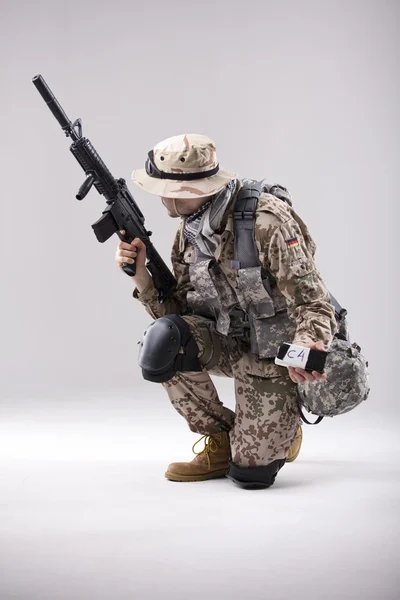 Солдат со взрывчаткой — стоковое фото