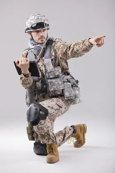 Солдат з планшетним комп'ютером — стокове фото