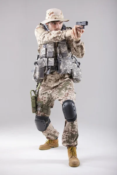Soldado com pistola apontando — Fotografia de Stock