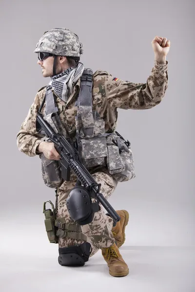 Soldado com gesure de advertência manual — Fotografia de Stock