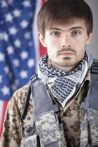 Soldado sobre bandeira americana — Fotografia de Stock