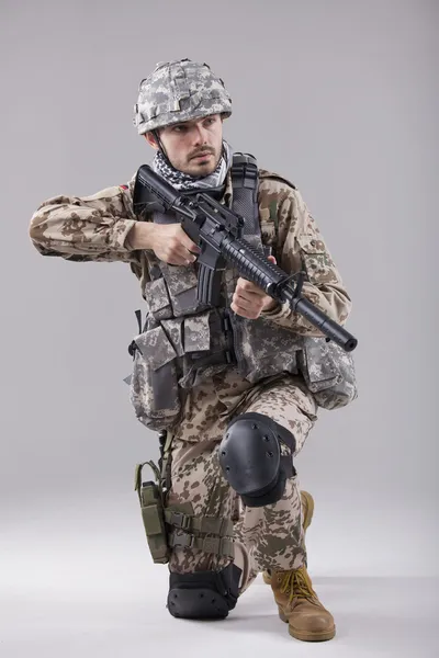 Makineli tüfek ile diz çökmüş asker — Stok fotoğraf