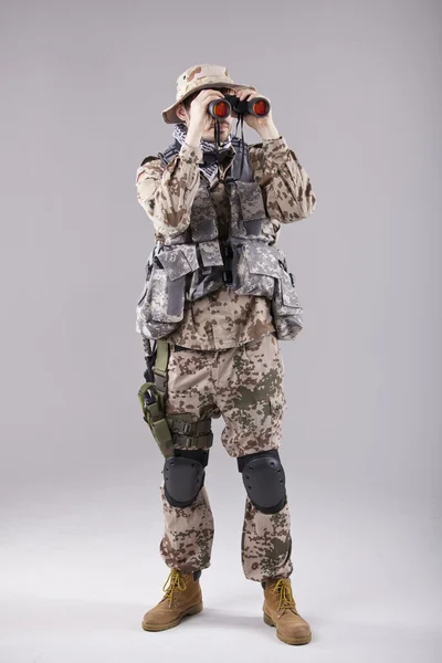 Soldier with binoculars — Stock Photo, Image