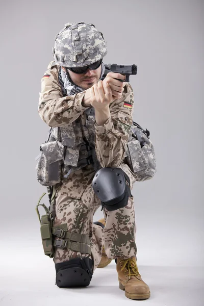 Солдат, целящийся из пистолета — стоковое фото