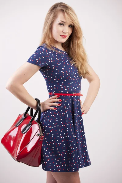 Kvinna med röd väska — Stockfoto