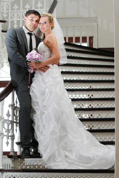 Noiva e noivo na escada — Fotografia de Stock