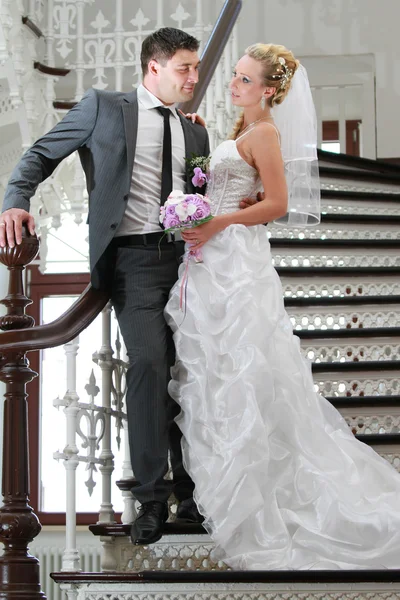 Wedding couple on stair — Stock Photo, Image
