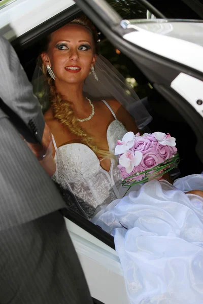 Noiva no carro — Fotografia de Stock