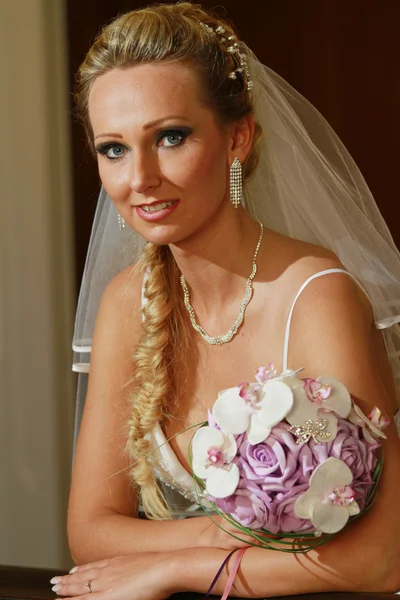 Retrato de novia en interiores —  Fotos de Stock