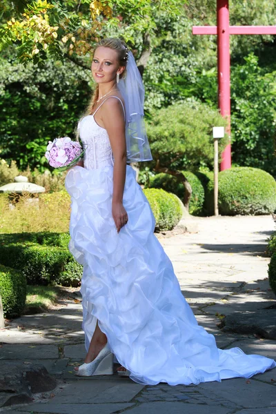Bruid gedeeltelijk met boeket — Stockfoto
