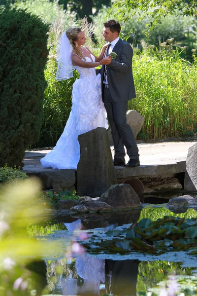 Wedding couple in park — Stock Photo, Image