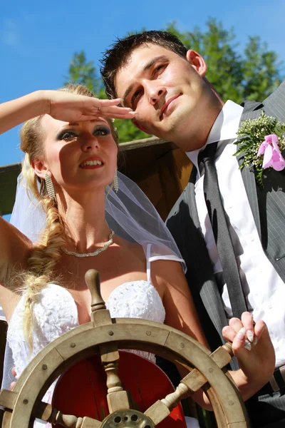 ステアリング ホイールと結婚式のカップル — ストック写真