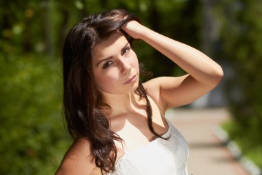 genç kız yeşil park açık havada soğutma