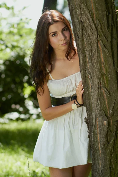 Mladá dívka chlazení v zeleném parku venku — Stock fotografie