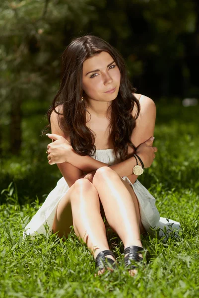 Молодая девушка отдыхает в зеленом парке на открытом воздухе — стоковое фото