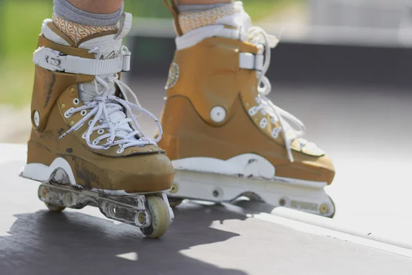 In-line skater in outdoor skatepark — Stock Photo, Image