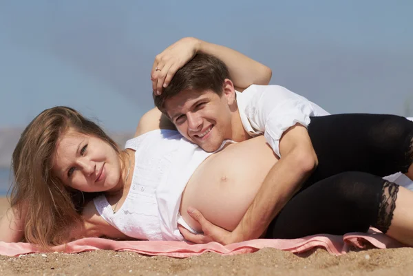 Šťastné Těhotné dívky a její milující manžel — Stock fotografie