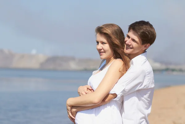 Glücklich schwangeres Mädchen und ihr liebender Ehemann — Stockfoto