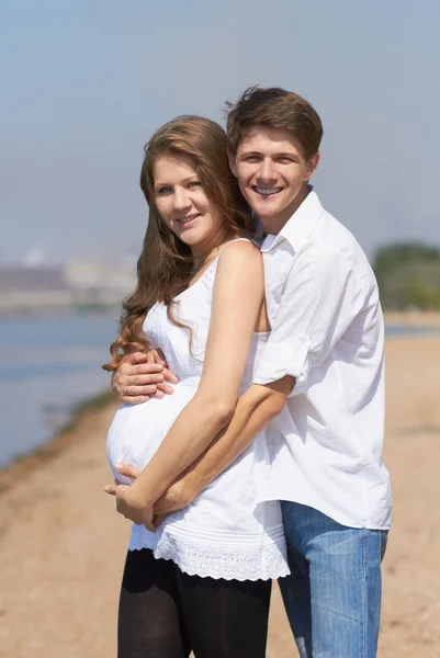Glücklich schwangeres Mädchen und ihr liebender Ehemann — Stockfoto