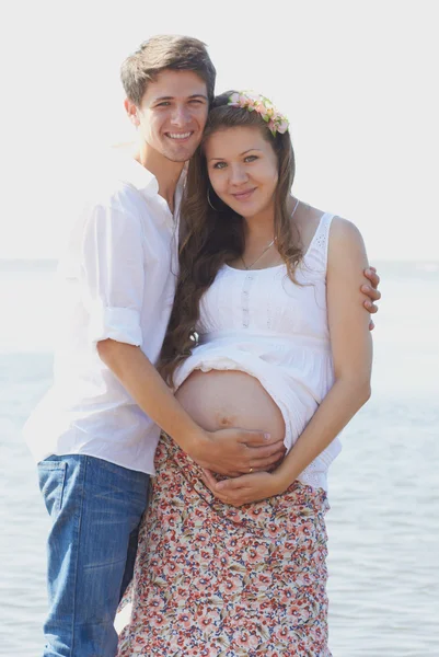 Chica embarazada feliz y su marido cariñoso — Foto de Stock
