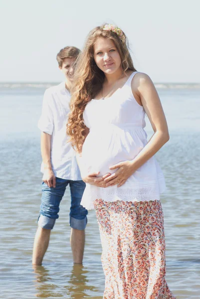 Joyeux enceinte fille et son mari — Photo