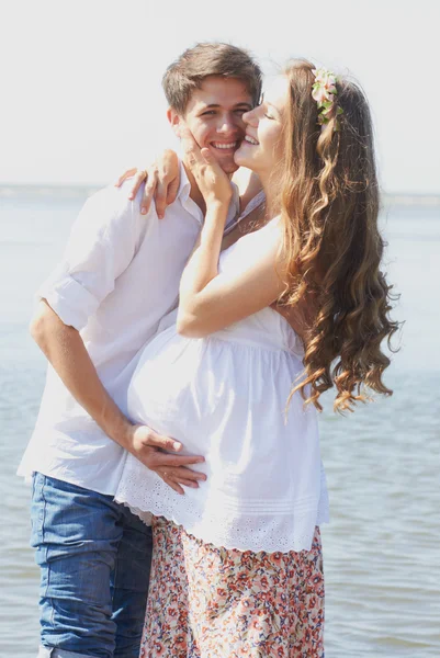 Hamile kız mutlu ve sevgi dolu eşi — Stok fotoğraf