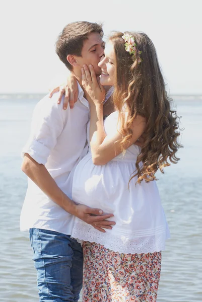 Menina grávida feliz e seu marido amoroso — Fotografia de Stock
