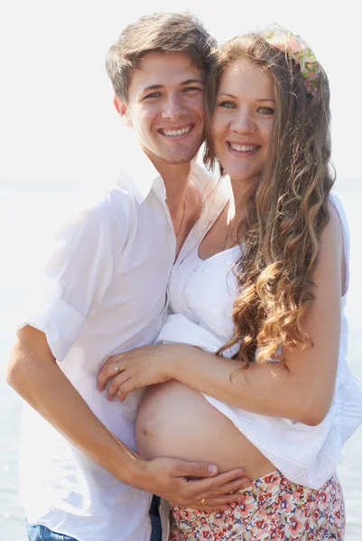Счастливая беременная девушка и ее любящий муж — стоковое фото