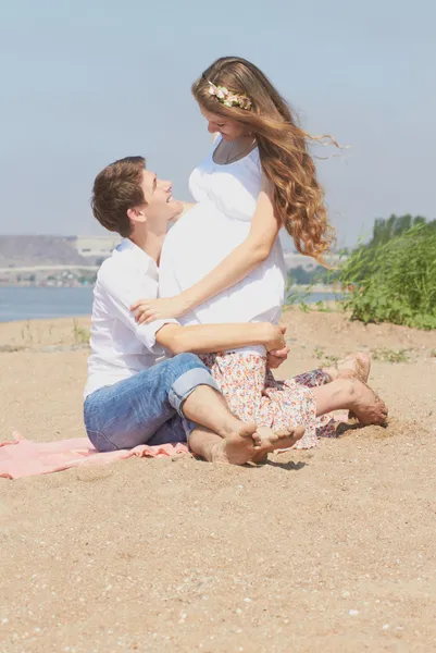 Glad ung man och hans gravida hustru — Stockfoto
