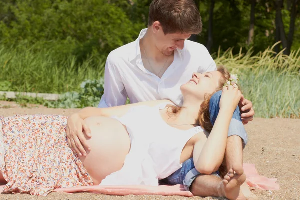 Happy pregnant girl and her loving husband — Stock Photo, Image