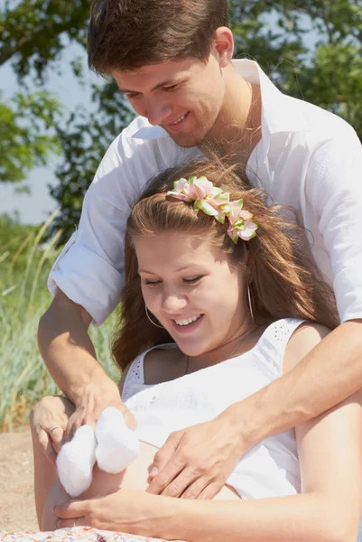 Felice ragazza incinta e il suo marito amorevole — Foto Stock