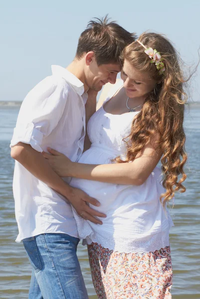 幸せな妊娠中の女の子と彼女の愛する夫 — ストック写真