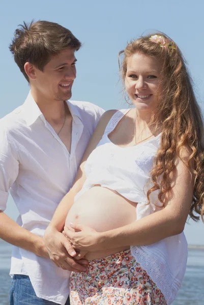 Gelukkig zwangere meisje en haar liefhebbende echtgenoot — Stockfoto