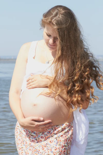 Felice ragazza incinta in spiaggia — Foto Stock