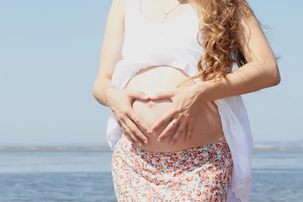 Mamma väntar sitt barn födas snart — Stockfoto