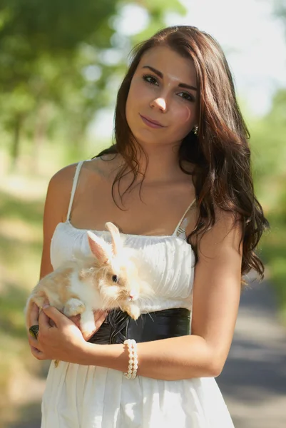 Schönes junges Mädchen mit einem Hasen — Stockfoto
