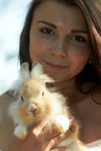 Belle jeune fille tenant un lapin — Photo