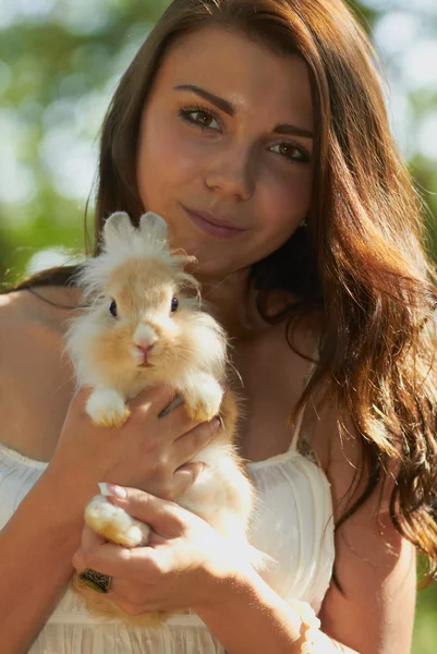 Bella ragazza che tiene un coniglietto — Foto Stock